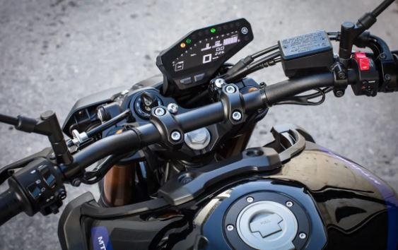 MT-09/Z900/STREET TRIPLE RS对比