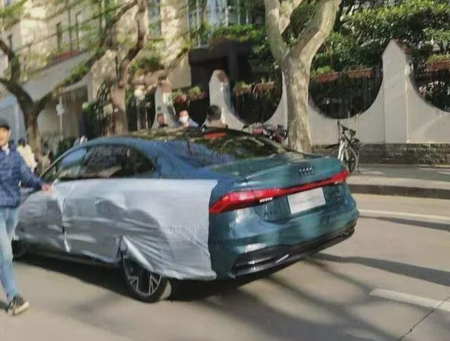 上汽奥迪A7L现身街头，颜值颇高，引人注目