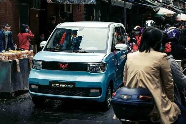 正面刚老年代步车，MINI EV想革了谁的命