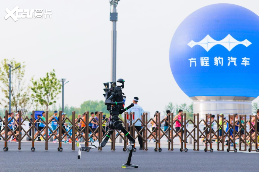 方程豹凭硬核实力护航全球首届机器人赛事