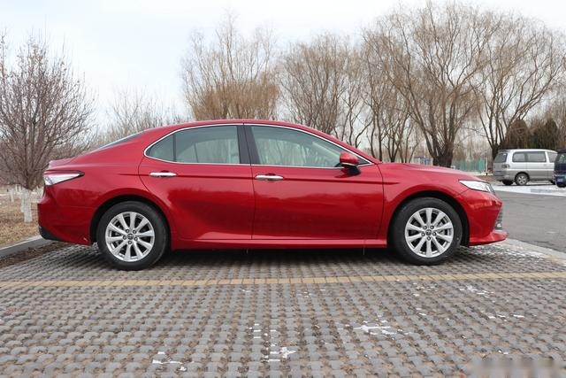 25万买车，选二手奔驰E260L，还是买丰田凯美瑞新车？