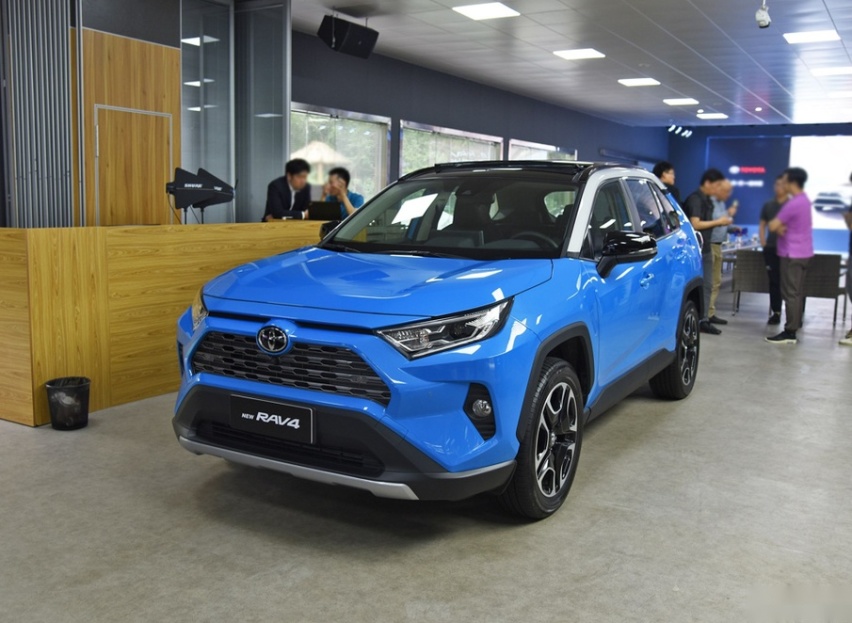 外形更加硬派，新增混合动力版本，新款丰田RAV4了解一下！