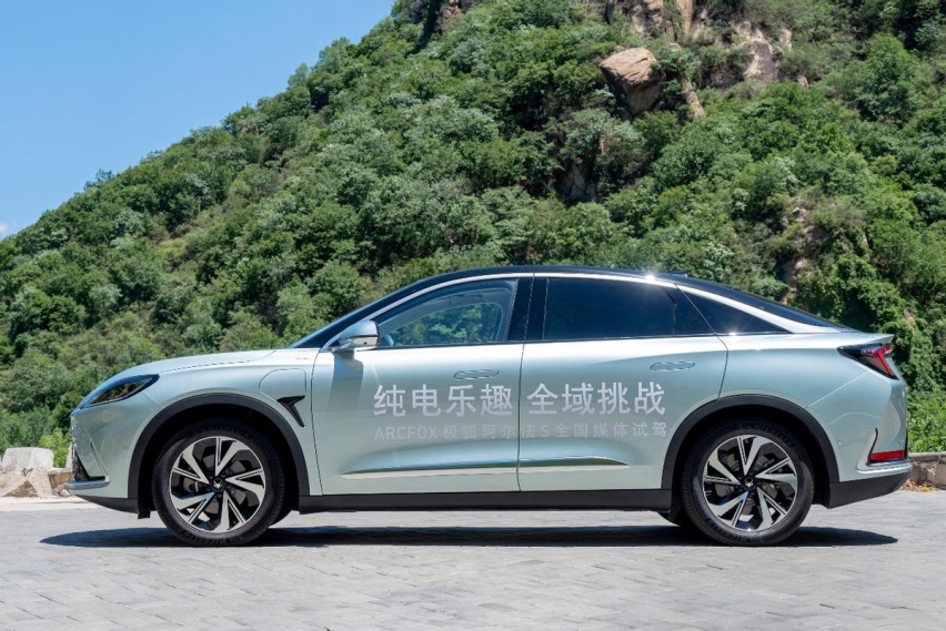 华为技术加持，百公里加速3.5秒，极狐阿尔法S值得买吗？