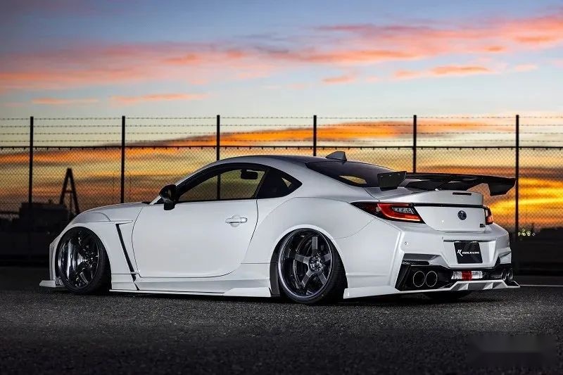 KUHL改装宽体GR86/BRZ，风格神似2000年初的《极品飞车》