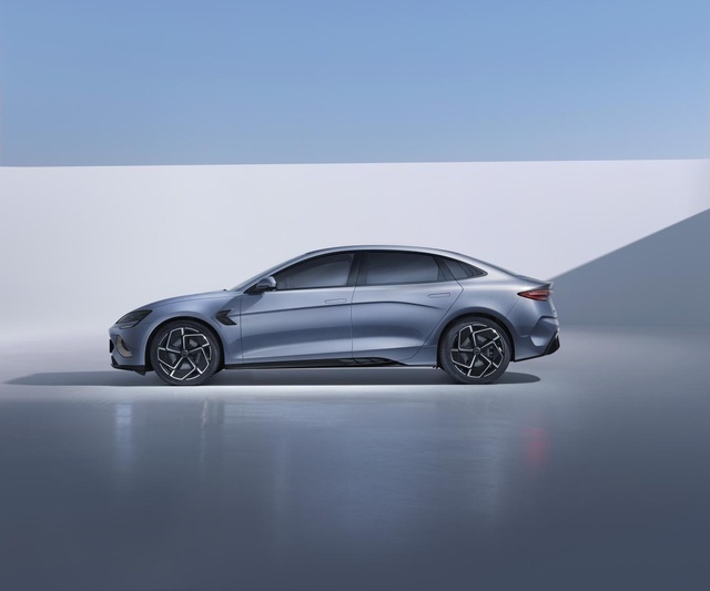冠军版最高降2.3万，新增700公里续航版，海豹降维打击Model 3
