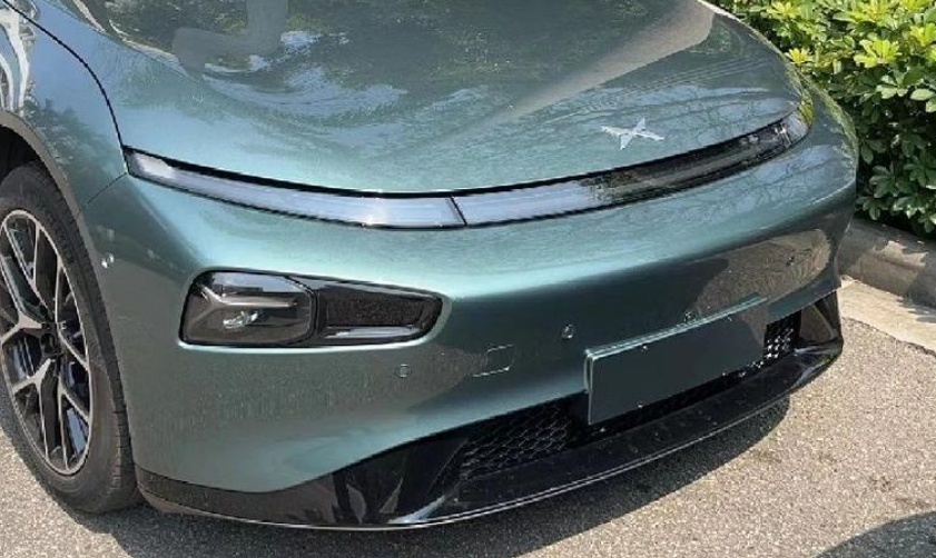 新款小鹏P7现身，墨绿涂装更运动，白色内饰更高级，续航700km？