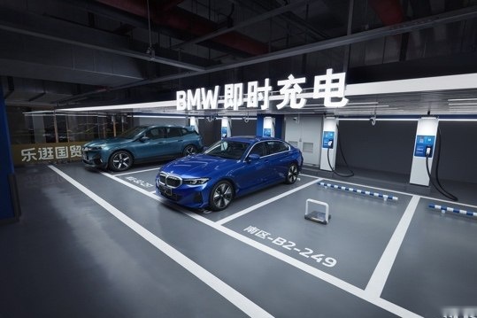 全新BMW 5系长轴距版全球首发，树立智能豪华轿车新标杆