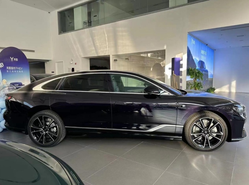 2024款岚图追光PHEV，可预判路况的魔毯悬挂，双电机+1.5T