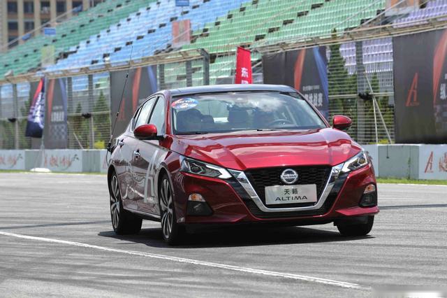 飞奔的大沙发——赛道激试全新日产天籁Altima