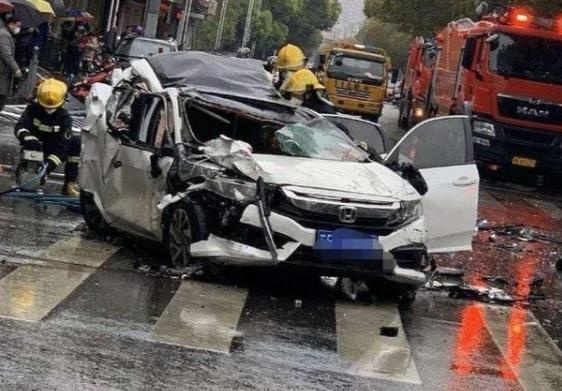 苏州奕泽追尾思域事件，说明什么问题？网友：中保研果然没被充值