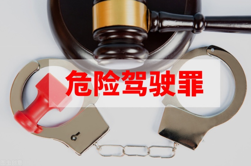 奔驰车主插队并拳砸引擎盖！河北交警给出回应