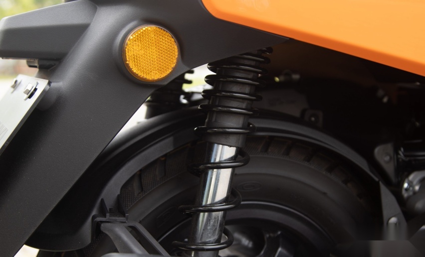 2023铃木SUI 125新车试驾：K-car风格踏板摩托车