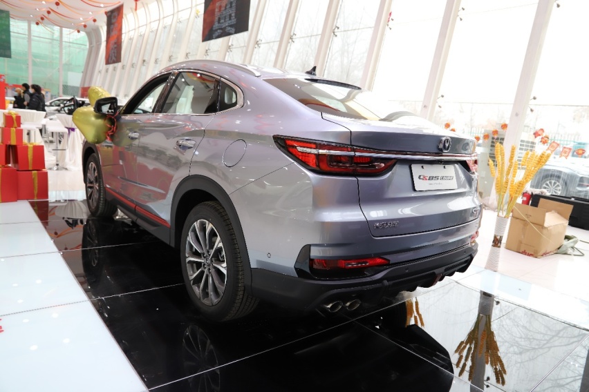 换装全新家族前脸 实拍2021款长安CS85 COUPE