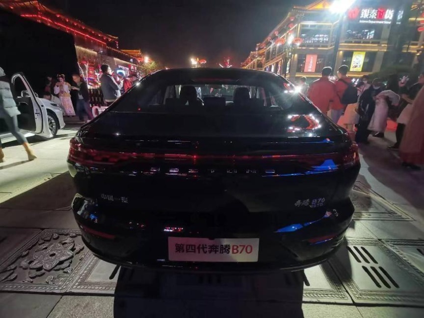 新奔腾B70外观内饰调整，尺寸加长45毫米，全系2.0T整体实力提升