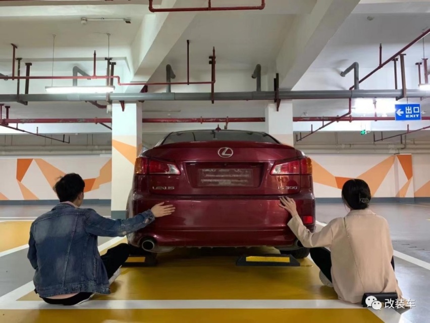 移植了5.0 V8机器的雷克萨斯IS300，这是给宝宝的见面礼？