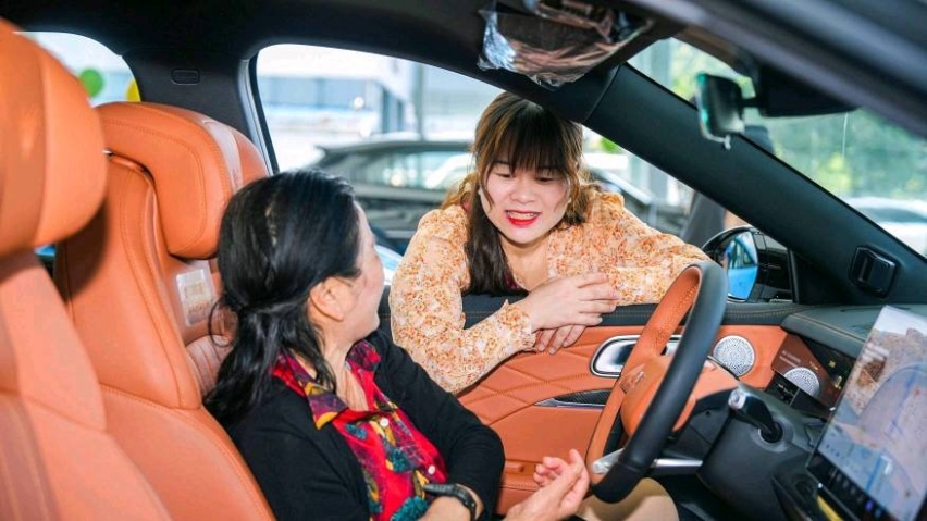车企CEO卷起来！哪吒汽车“勇哥”亲自交车给用户