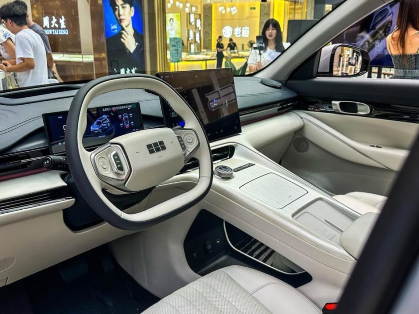 首搭Flyme Auto智能座舱系统 吉利银河E5静态体验