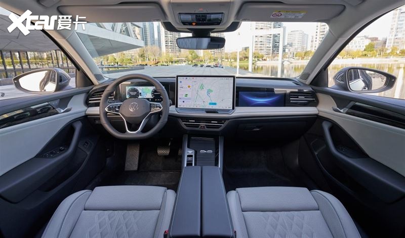 "三联屏"设计独具匠心,分别满足主驾,中控,副驾三个区域的操作需求