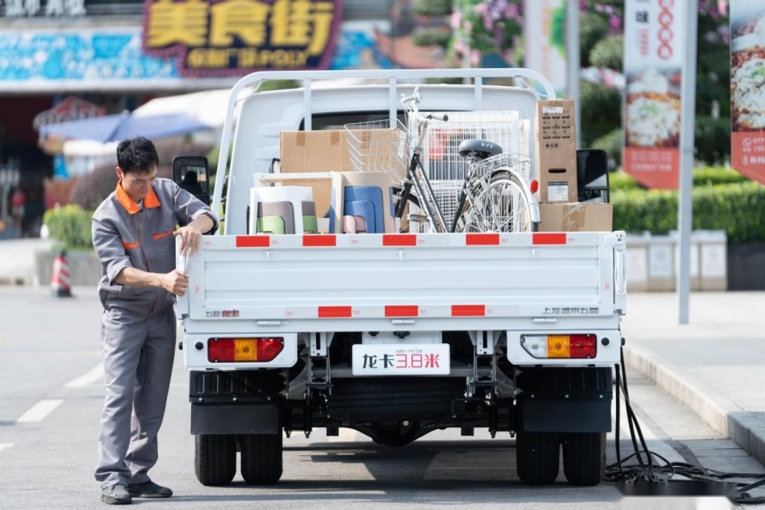可搬家可拉货，五菱又一次打造新车，货箱3米8，C驾照可开