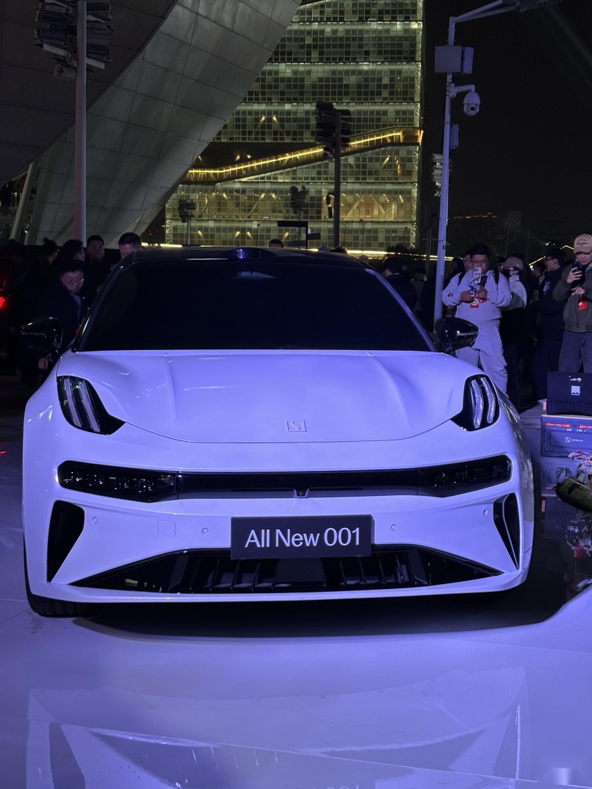 “猎装之王”全新极氪001,双腔空悬+800V越级竞争,价格超预期