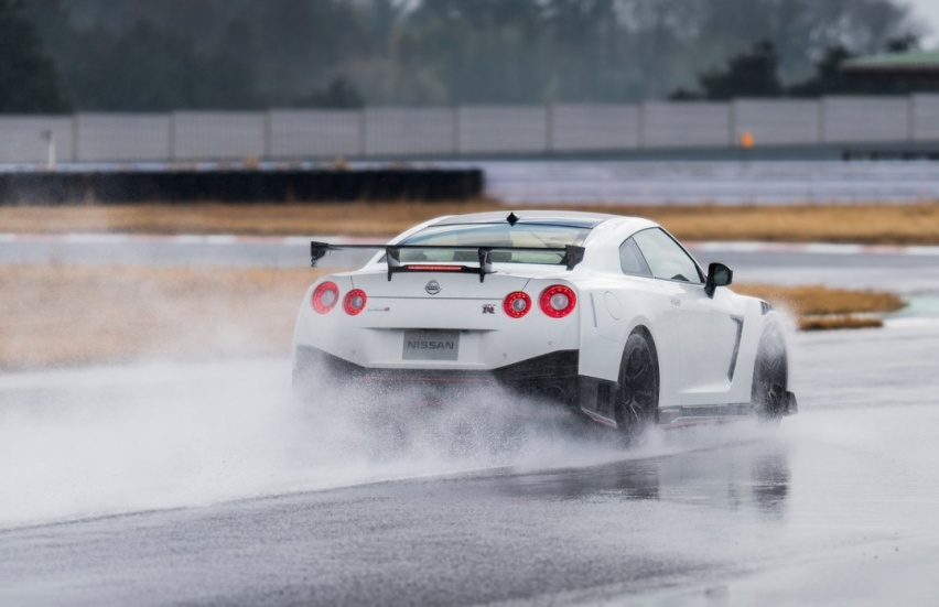 GTR R35不光是超跑杀手，更振兴了身陷泥潭的日产？