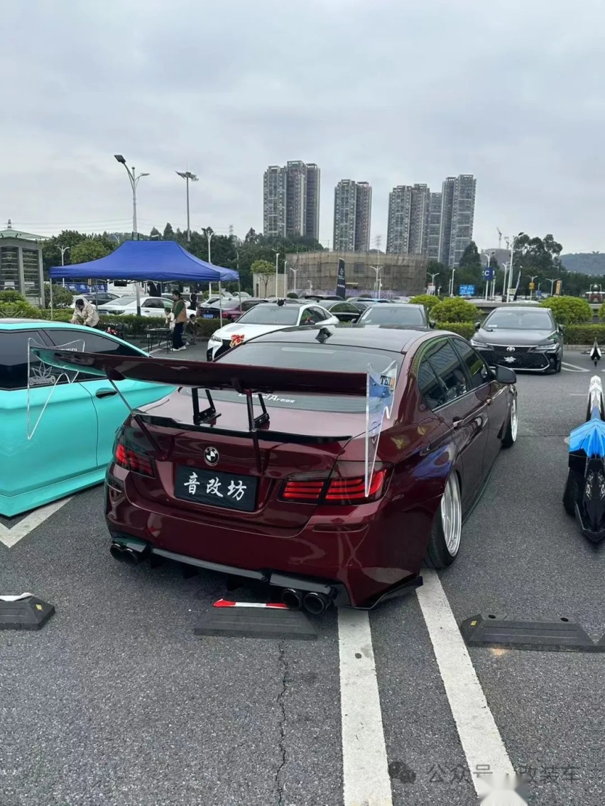尾翼能晾衣服的姿态风宝马528Li，让原本低调的外观变得很战斗