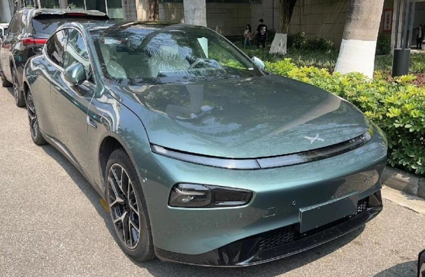新款小鹏P7现身，墨绿涂装更运动，白色内饰更高级，续航700km？