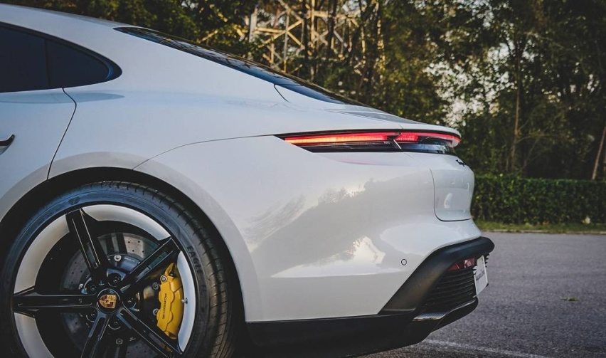 实拍！保时捷Taycan Turbo S，将科技武装到牙齿！