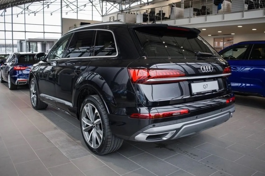 新款奥迪Q7来了，入门69万起，网友：想赢GLE和X5，必须先改外观