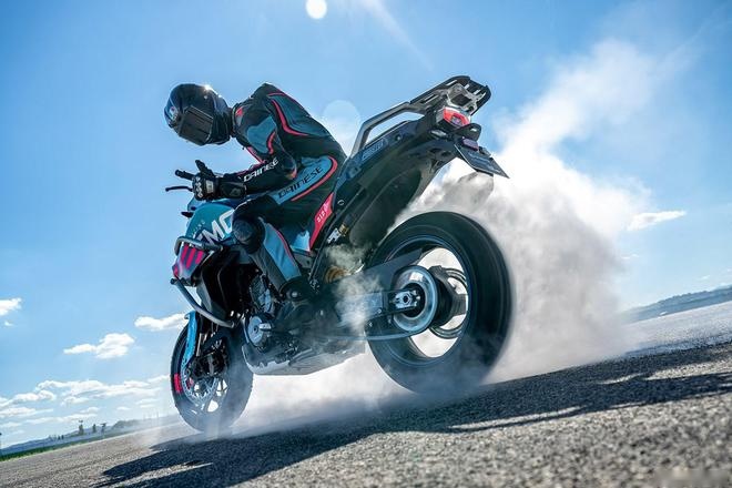 能下赛道输赢的ADV，春风800MT Sport R 赛道亮相