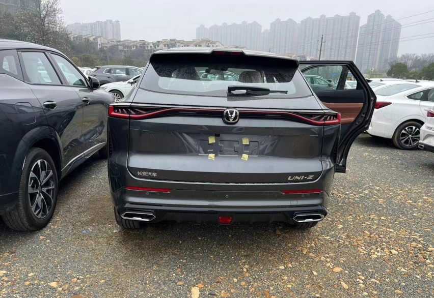 长安UNI-Z实车到店，大过宋PLUS DM-i，油耗5.15L