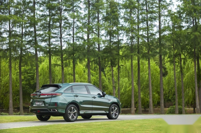 这款中型SUV，搭载1.5T+CVT动力组合，油耗7.2L