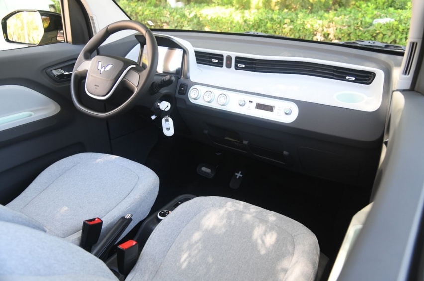 QQ冰淇淋硬核PK宏光 MINI EV 日常通勤小车就要更舒适