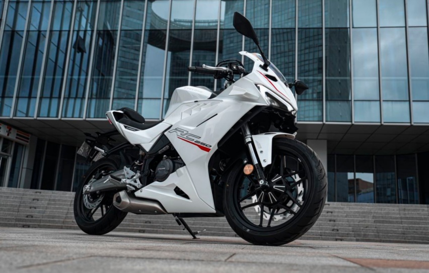 入手价不到1.5万？纯白赛科龙RC250：标配ABS、TCS，新手首选
