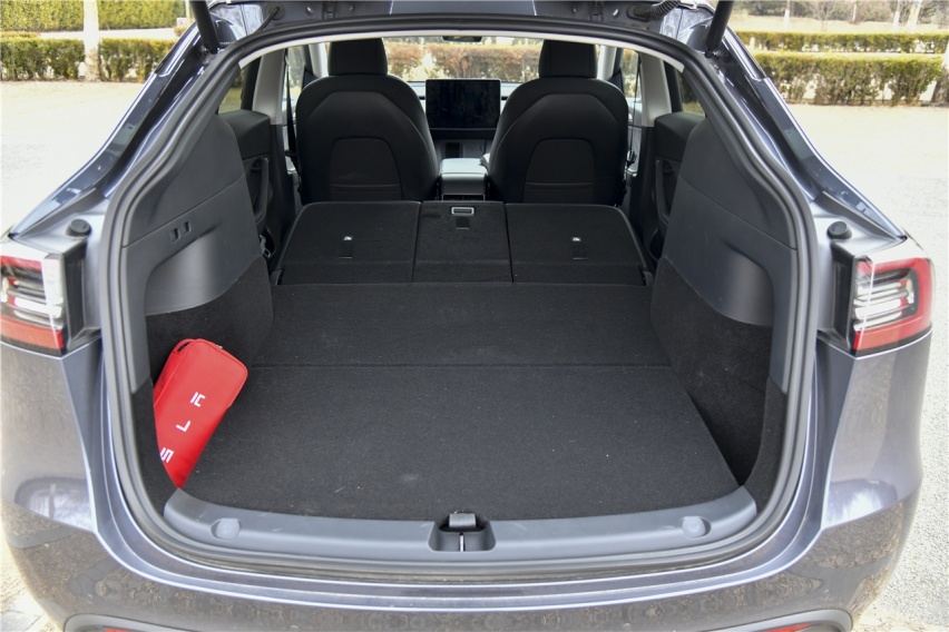 试驾国产特斯拉Model Y 向实用性倾斜 价格是真香