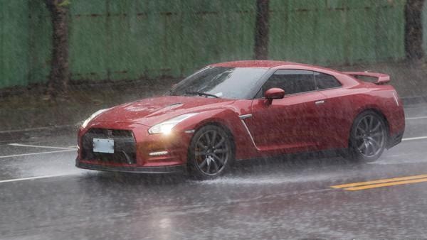 雨中开车6点防止水滑现象，老司机也未必全知道