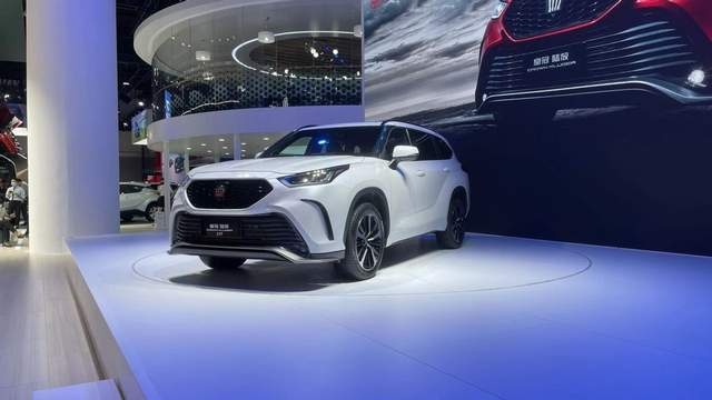 2.0T版本皇冠陆放上市，除了动力，还有哪些看点？