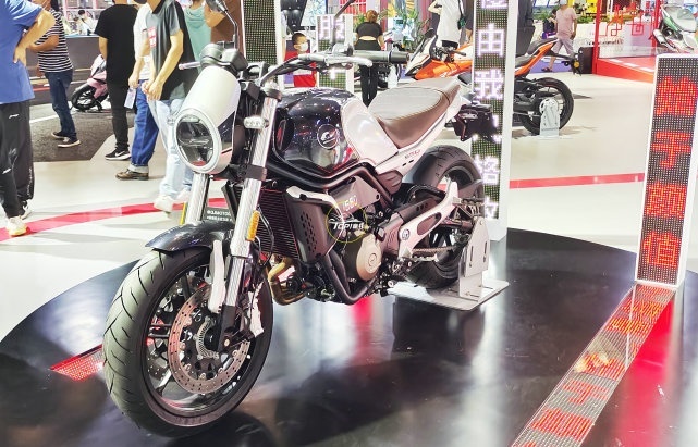 摩博会回顾丨QJMOTOR逸550上市 升级版的幼狮500