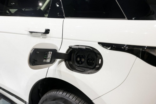 全新路虎揽胜极光L P300e，绿色环保出行