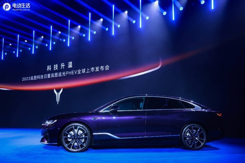 岚图追光PHEV上市售25.28万元起，“智稳CEO”再立混动豪华新标