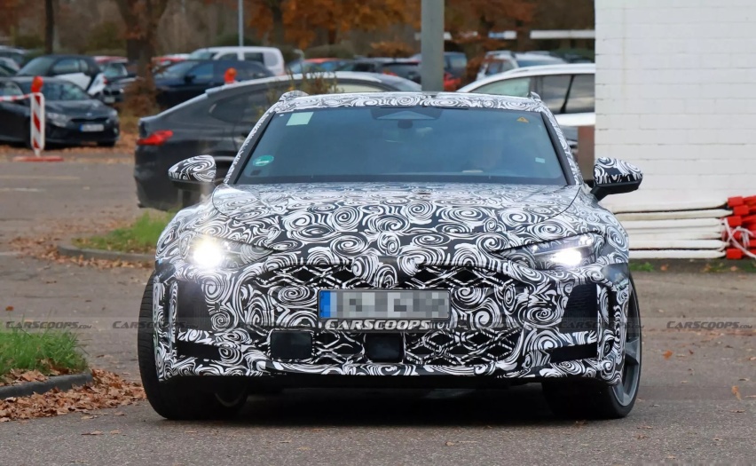 2026 款奥迪 RS5 Avant 展示混合动力发动机的椭圆形排气管