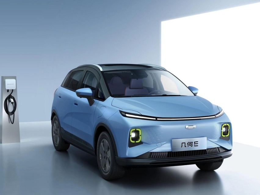 对比哪吒V、smart精灵1号和思皓E40X来看，8万多起的几何E值吗