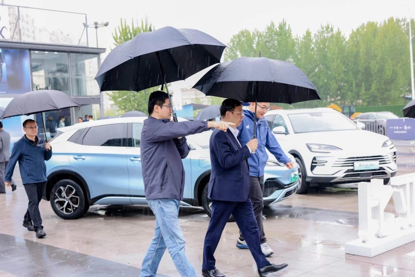 周末比亚迪王传福总裁冒雨出差临沂市平邑县
