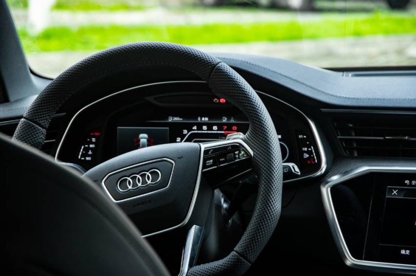 试驾｜奥迪RS6 Avant，“又纯又欲”的黑武士，性能和实用都有了