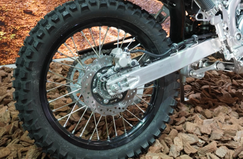 2024款川崎KLX230 越野摩托详解，动力底盘升级，通过性提升