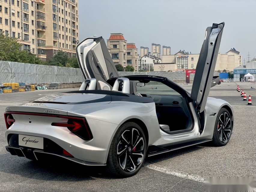 MG Cyberster赛道初体验，它会是新时代的驾驶机器吗？