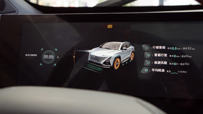 到店实测：15万级燃油SUV，用上8155的长安UNI-T最智能？