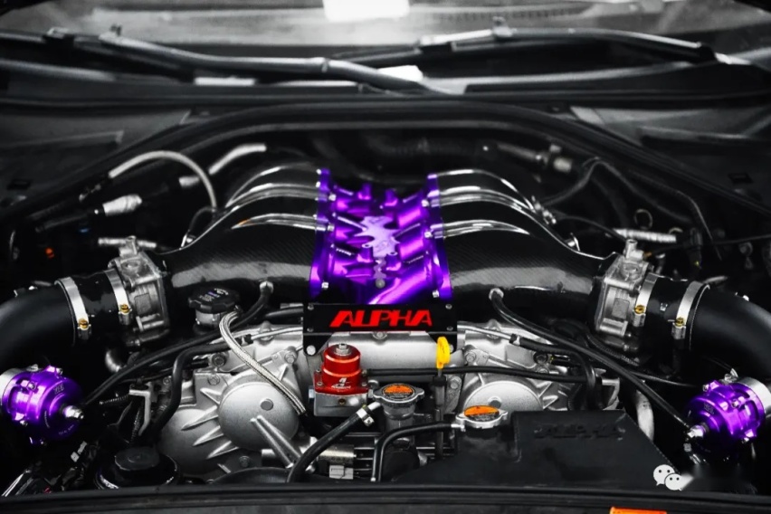 再次进化的日产GT-R R35，单单机舱就放进了两台思域的价格