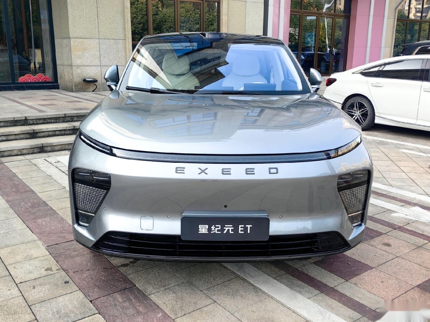 星途星纪元ET现身街头，帅过理想L7，续航超900km，标配空气悬架