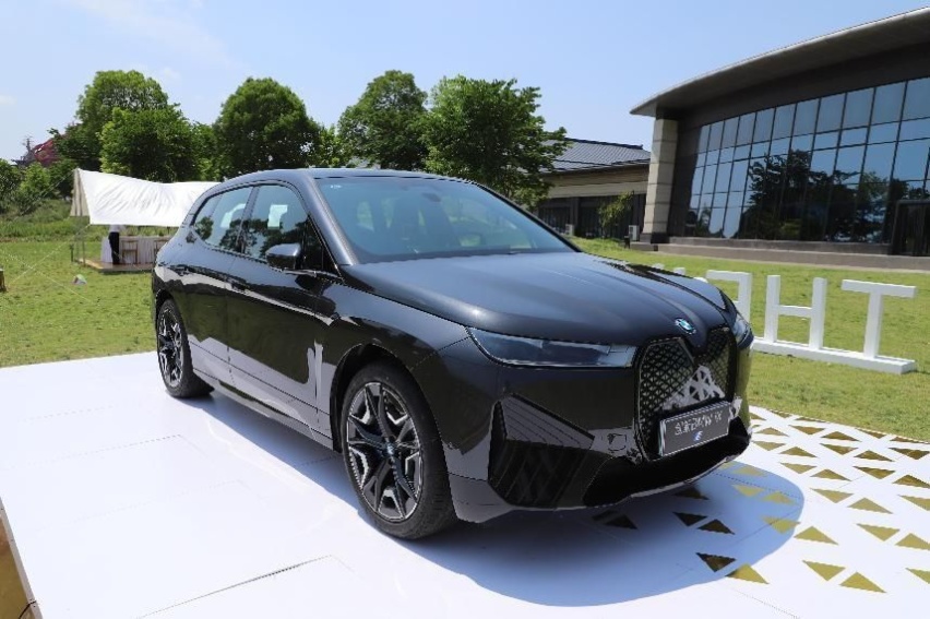 3.8秒破百的旗舰SUV！实拍宝马iX，能不能在市场支棱起来